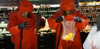 Herausforderung für Ratinger Wehrleute: Paprika einkaufen in voller ABC-Schutzausrüstung. Foto: Feuerwehr