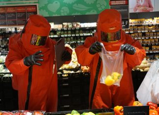 Herausforderung für Ratinger Wehrleute: Paprika einkaufen in voller ABC-Schutzausrüstung. Foto: Feuerwehr