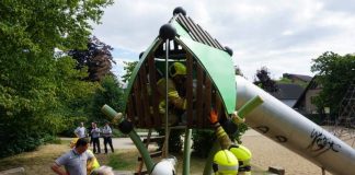Rettungskräfte setzen eine Säbelsäge zur Befreiung des Kindes ein. Foto: Feuerwehr Ratingen