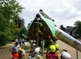 Rettungskräfte setzen eine Säbelsäge zur Befreiung des Kindes ein. Foto: Feuerwehr Ratingen