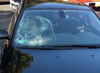 Dieser BMW erfasste die Radfahrerin bei dem Unfall auf der Schwarzbachstraße. Foto: Polizei