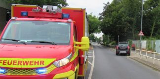 Mit dem Rettungswagen ist die verletzte Ratingerin in ein Krankenhaus gebracht worden. Foto: Polizei