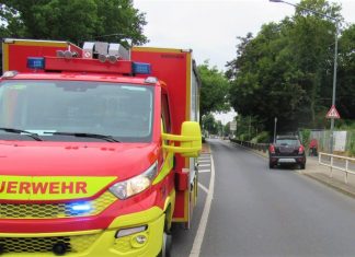 Mit dem Rettungswagen ist die verletzte Ratingerin in ein Krankenhaus gebracht worden. Foto: Polizei