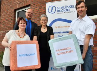 In der Ausbildung die Fachhochschulreife erwerben: Anja Tilmann-Unkel (Beyer&Müller), Frank Flanze (Berufskolleg), Sonia Cohen (Realschule Heiligenhaus) und Thorsten Enge (Schlüsselregion) haben das Projekt vorgestellt und suchen Firmen, die sich daran beteiligen. Foto: Mathias Kehren