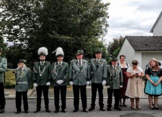 Eine Abordnung des SV Freischütz Langenberg bei einem Umzug in Dönberg. Foto: privat/Archiv