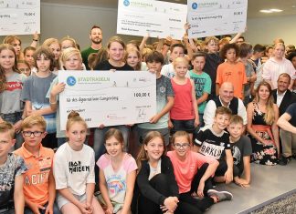 Die Schülerinnen und Schüler vom Gymnasium Langenberg und von der Gesamtschule Velbert, hier mit den Organisatoren der Stadt und den Prämienstiftern, haben beim Stadtradeln die meisten Kilometer geschafft. Foto: Mathias Kehren