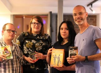 Foto: "Erklärbär" Markus Gentzik, Anne Marie-Christine Volkmann (Spielpunkt), Theresa Hösl und René Görtz (beide CVJM) freuen sich auf den Spieleabend. Foto: André Volkmann