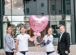 Tanja Heim vom Center-Management, Benedict und Annika Blum vom Vorstand des Vereins Wunschbriefe, und Center-Manager Olaf Deistler bei der Übergabe der Spende. Foto: "StadtGalerie"