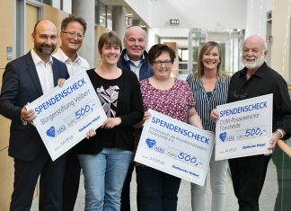 Stefan Freitag und Bert Gruber von den Stadtwerken haben die Spenden-Schecks an Andrea und Klaus Schmitz (Bürgerstiftung Velbert), Tanja Gaupp und Monja Zimmermann (Förderverein Grundschule Hüserstraße) und Volker Zimmermann (CVJM-Posaunenchor Tönisheide) übergeben. Foto: Mathias Kehren