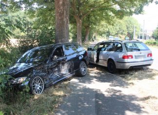 Beide Autos wurden bei dem Unfall stark beschädigt. Foto: Polizei