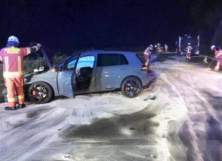 Ein VW wurde beim Unfall schwer beschädigt. Foto: Feuerwehr Velbert