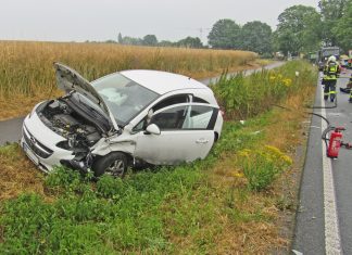 Der Opel Corsa schleuderte in die Böschung. Foto: Polizei