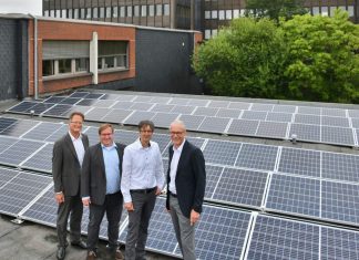 Bert Gruber und Dennis Schmitter (Stadwerke) mit Dieter Leii und Bernhard Mecking (Mauell) vor einem Teil der neuen Photovoltaik-Anlage. Foto: Mathias Kehren