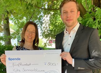 René Zimmermann (rechts), Kundenberater der Sparda-Bank in Velbert, überreichte einen symbolischen Spendenscheck in Höhe von 500 Euro an Melanie Frobieter, Leiterin der evangelischen Kita Sonnenblume. Foto: Sparda-Bank