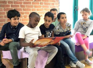 Unter anderem mit einem gemeinsamen Vorlesenachmittag verabschiedeten die Lernpaten die Kinder. Foto: Caritas