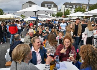 Dieses Jahr wird es keine Geselligkeit beim Heiligenhauser Weinfest geben. Archivfoto: Mathias Kehren