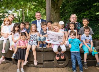 Die Wobau hat an die Kolping Kindertagesstätte Abenteuerland 250 Euro übergeben. Foto: Wobau