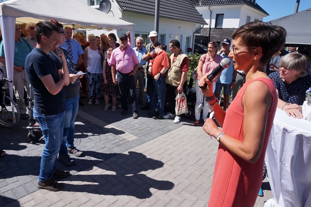 Nicole Dünchheim begrüßte die Gäste zur Eröffnung des Neubaus. Foto: Lebenshilfe/Steinbrücker