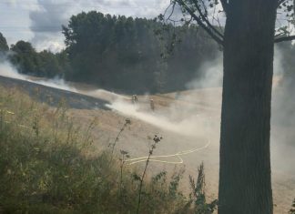 Brandbekämpfung auf dem abgeernteten Stoppelfeld. Foto: Feuerwehr