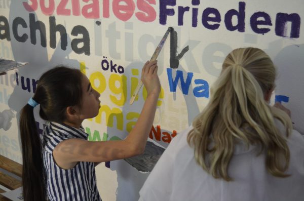 Mit reichlich Farbe malten die Gymnasiasten ihre Botschaften an die Wände. Foto: KHG