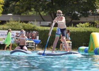 Stand-up-Paddling Freibad Angerbad. Foto: Stadtwerke Ratingen