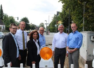 Patrick Anders (Pers.Ref.), Dr. Jan Heinisch (StS MHKBG), Claudia Schlottmann MdL, Martin Sträßer MdL, Klaus Pesch (Bm Ratingen) und Dr. Hendrik Schulte (StS Verkehrsministerium) informierten sich über die Fortschritte der Bauarbeiten für die neuen Ampelanlagen in Homberg Bildquelle: Andreas Graaf-von der Ahe (PR Sträßer)