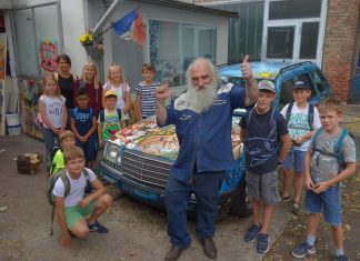 Der Künstler Bouchet öffnete für die Ratinger Kindergruppe sein Atelier an der Ackerstraße. Foto: Stadt Ratingen