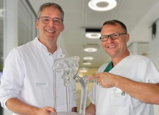 Dr. med. Hansjörg Heep, Sektionsleiter Endoprothetik und Dr. med. Peter Riess, Chefarzt der Klinik für Orthopädie und Unfallchirurgie am Helios-Klinikum Niederberg. Foto: Helios-Klinikum