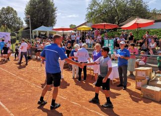 Nach sieben gewonnen Matches freute sich Ilian Mechbal über einen Pokal und Sachpreise. Foto: NBV