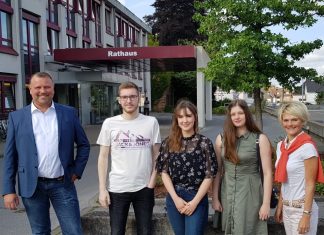Bürgermeisterin Dr. Claudia Panke begrüßte gemeinsam mit Ausbildungsleiter Martin Kraus drei neue Azubis in der Stadtverwaltung: Levin Gonia, Jasmin Ahlborn, Celine-Sophie Preus. Foto: Stadt Wülfrath