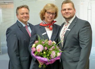 Filialdirektor Thomas Döring (links) dankte Waltraud Kentrat für ihre 47-jährige Treue zur Kreissparkasse Düsseldorf und freut sich auf die Zusammenarbeit mit Christoph Kuhrau. Foto: Sparkasse