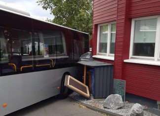 Der unbemannte Linienbus hat auf seiner "Fahrt" unter anderem einen Mülltonnenverschlag beschädigt. Foto: Polizei