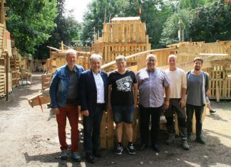 Axel Meven (Leiter der Jugendförderung), Bürgermeister Thomas Dinkelmann, Andreas Scherer (Jugendhilfeausschuss), Marko Sucic (Dezernatsleiter Bildung, Jugend und Soziales), Markus Kier (Leiter des Bauspielplatzes) und Sven Spierling-Meine (Jugendförderung). Foto: Kreisstadt Mettmann