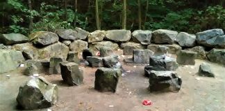 Jugendliche haben im Steinkreis ihren Unrat hinterlassen. Foto: Privat