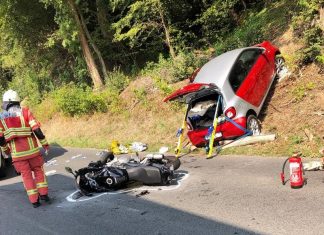 Das Motorrad kollidierte auf der Siebeneicker Straße mit einem Smart. Foto: Feuerwehr Velbert