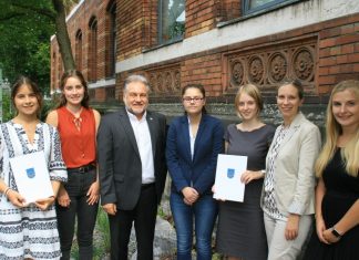 Bürgermeister Thomas Dinkelmann mit den neuen Auszubildenden Ramona Weißgerber, Tamara Berger, Julia Feldmann und Annika Ponten (v. l.) sowie Katja Sowa und Sabrina Bennink (r.) aus der Personalabteilung. Foto: Kreisstadt Mettmann
