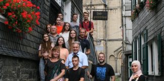 Bürgermeister Dinkelmann mit den Gästen aus der Ukraine auf der Treppe des Stadtgeschichtshauses. Rechts stehen Ogün Yilmazer, Mitarbeiter der städtischen Jugendförderung, und Tamara Tabakovic vom Verein Integration-Kulturzentrum. Foto: Kreisstadt Mettmann