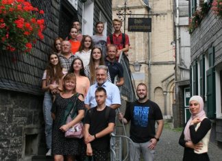 Bürgermeister Dinkelmann mit den Gästen aus der Ukraine auf der Treppe des Stadtgeschichtshauses. Rechts stehen Ogün Yilmazer, Mitarbeiter der städtischen Jugendförderung, und Tamara Tabakovic vom Verein Integration-Kulturzentrum. Foto: Kreisstadt Mettmann