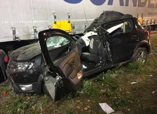 Ais diesem Autowrack befreite die Feuerwehr den schwerverletzten Fahrer. Foto: Feuerwehr Mettmann
