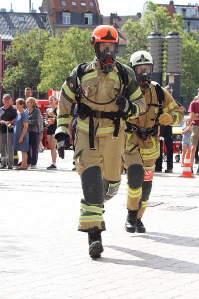 Der Start: Mit angeschlossenen Atemgeräten gingen die Wehrleute auf die Strecke. Foto: Ratinger Feuerwehr