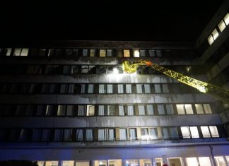 Das Feuer ist im vierten Obergeschoss des Gebäudes ausgebrochen. Die Polizei geht von einer mutwilligen Brandlegung aus. Foto: Feuerwehr Ratingen