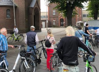 Die Codier-Aktion wurde gut angenommen: Vor dem Polizeimobil bildeten sich Warteschlangen. Foto: Polizei