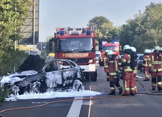 Die Einsatzkräfte konnten das Feuer mit Löschschaum schnell eindämmen. Foto: Feuerwehr Velbert