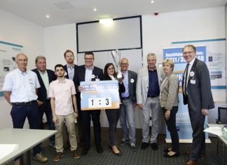 Jörg Schmidt, Leiter der gewerblich-technischen Ausbildung bei der Helbako GmbH; Ulf Zimmermann, Prokurist der Helbako GmbH; Ramzi Ouso, Auszubildender/Angehender Elektroniker für Geräte und Systeme; Björn Kerkmann, Erster Beigeordneter der Stadt Heiligenhaus; Ulrich Hamacher, Kreissparkasse Düsseldorf, Filialdirektor Heiligenhaus; Sandra Jachmann, Geschäftsführerin der Erich Jachmann Spedition EJS GmbH & Co. KG; Martin Sträßer MdL; Peter Jülicher, Cours GmbH & Co. KG; Elisabeth Müller-Witt MdL und Gregor Berghausen, Hauptgeschäftsführer der IHK Düsseldorf. Foto: Anna Schwartz