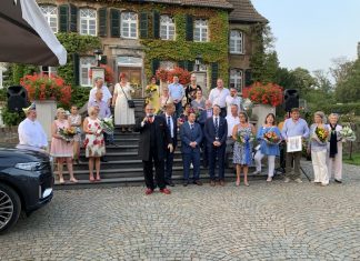 Vorstellung vor schöner Kulisse: Der Karnevalsausschuss hat das neue Prinzenpaar präsentiert. Foto: KA