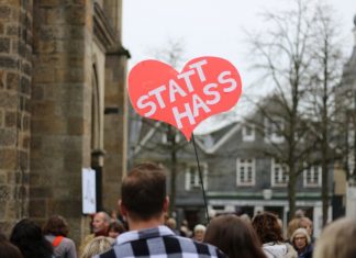 Die Initiative "Schule ohne Rassismus - Schule mit Courage" richtet sich gegen Hass und Fremdenfeindlichkeit. Foto: André Volkmann (Archiv)