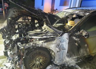 DIe Flammen haben an dem BMW einen hohen Schaden verursacht. Foto: Polizei