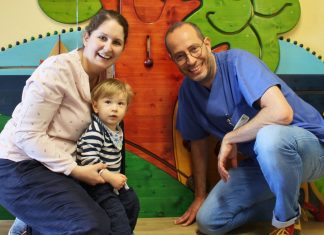 Der einjährige Emil mit seiner Mutter und Dr. Sören Lutz, dem Chefarzt der Klinik für Kinder- und Jugendmedizin. Foto: Helios
