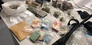 Die von der Polizei aufgefundene Betäubungsmittel und eine hohe Summe Bargeld. Foto: Polizei