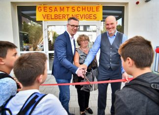 Velberts zweite Gesamtschule ist eröffnet. Jens Bullmann, Karin Büschenfeld und Dirk Lukrafka haben zur Schuleröffnung ein rotes Band, symbolisch für den Neustart, durchtrennt. Foto: Mathias Kehren